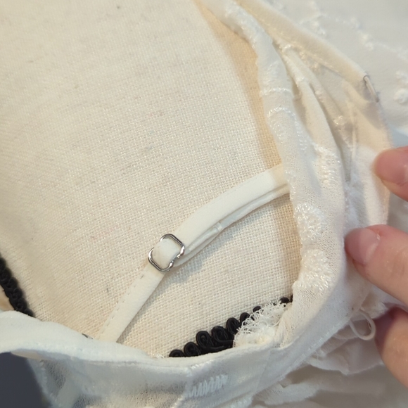 ✨HP✨ EUC J.Crew White Lace Overlay Eyelet Top - Size: M - Picture 9 of 15